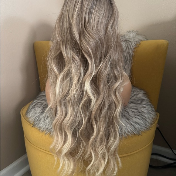 Platinum honey ash blonde wavy wig with bangs - Picture 3 of 6